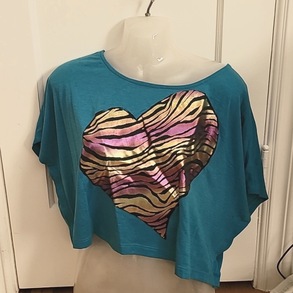 Blue, short sleeve, short shirt, heart design round neck size L, made in the USA